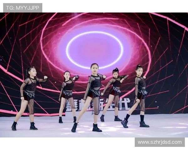 全国街舞大赛点评:广州飞盘队默契配合展现团队精神与舞台魅力 全国街舞大赛点评:广州飞盘队默契配合展现团队精神与舞台魅力